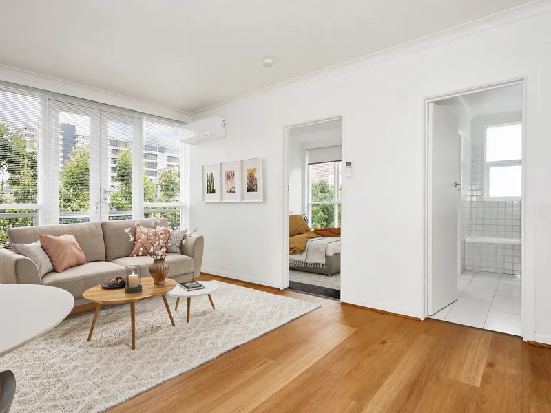 Bright, inviting and beautifully located, this vibrant apartment is an irresistible.