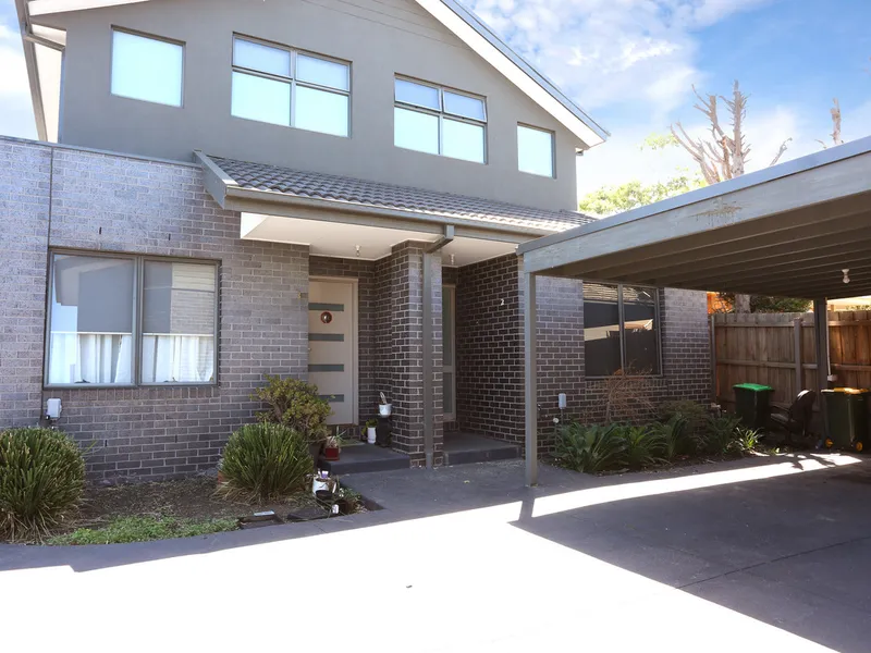 MODERN TOWNHOUSE!