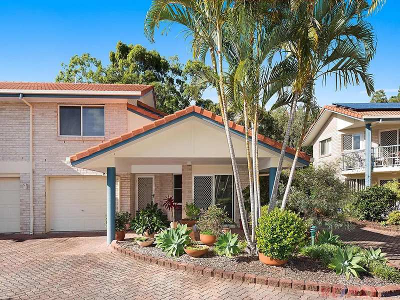 EXCLUSIVE SMALL COMPLEX MINUTES TO THE WATER AND SHOPS