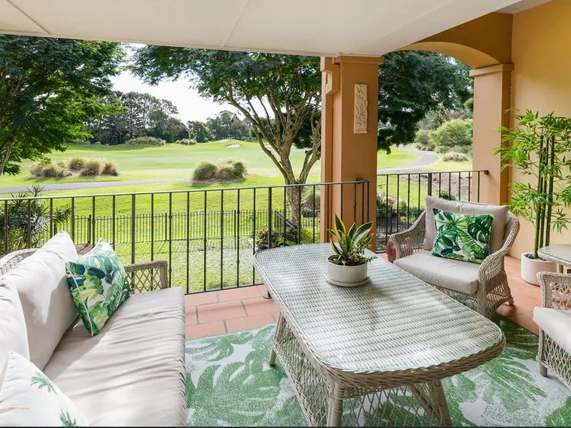 BEAUTIFULLY PRESENTED GOLF FRONT LIVING