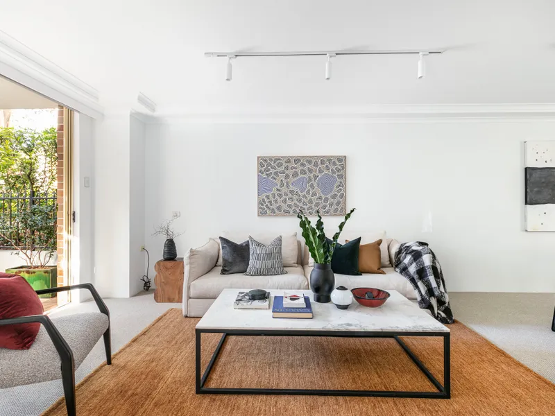 Over-sized peninsula townhouse