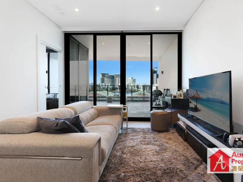 Beautiful water-view apartment above the Shopping Centre !