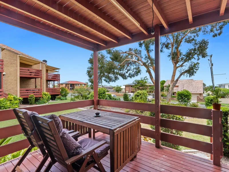 Perfectly positioned Townhouse with Ocean Glimpses and Swimming Pool!