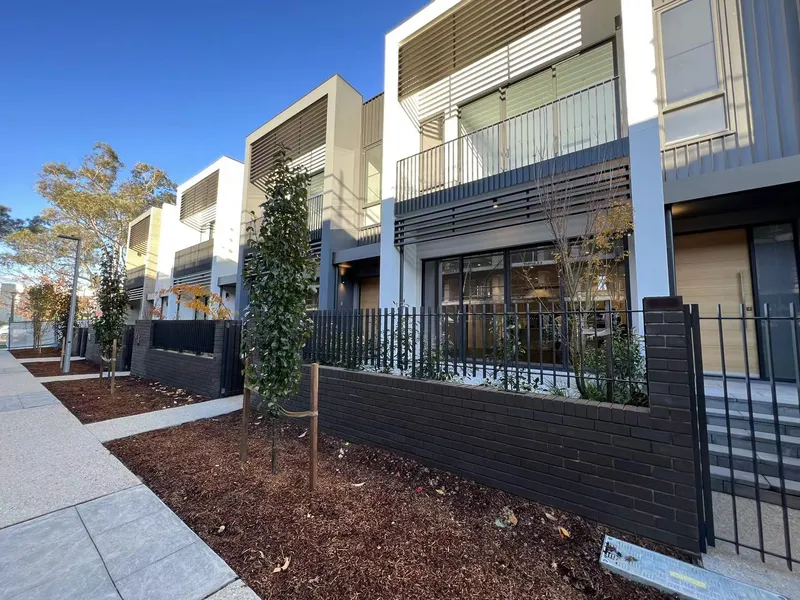 3 Bedrooms Townhouse in Red Hill