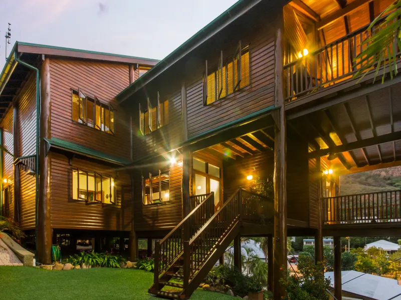 ULTIMATE EXECUTIVE LIVING - RELAXED OCEAN VISTAS - SPECTACULAR CASTLE HILL VIEWS