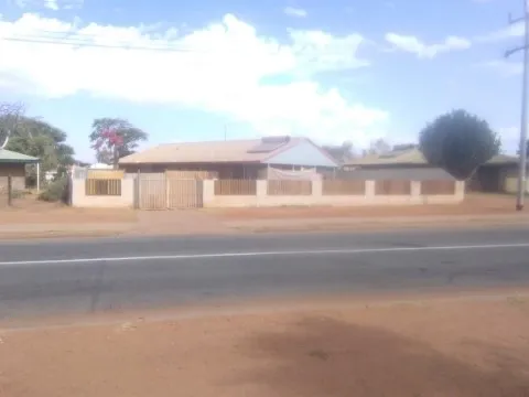 12 minute walk to Beach and Shops !