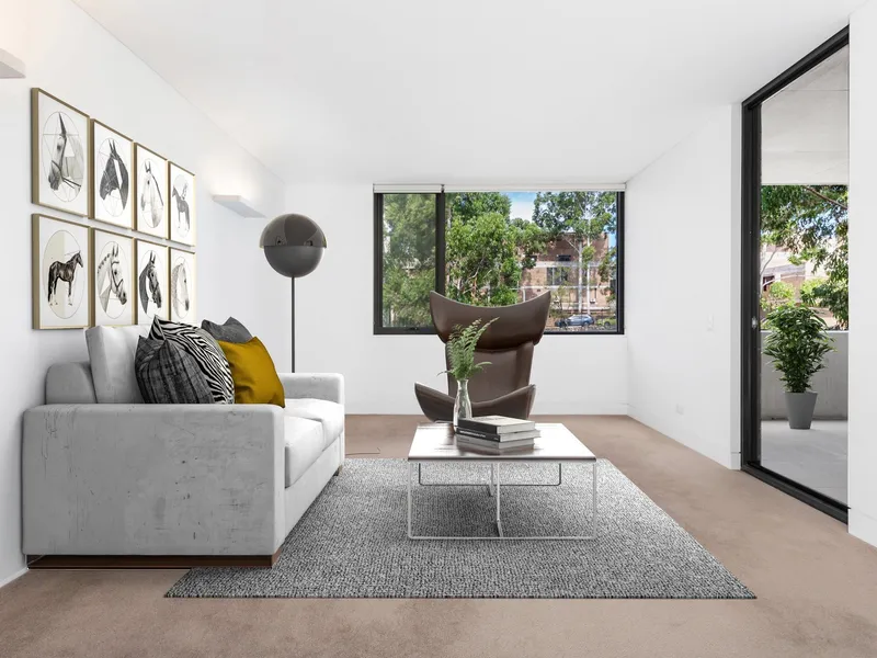 Sun-filled apartment with study in a peaceful setting