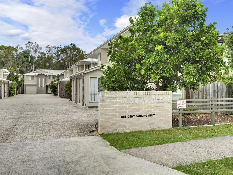 Modern Townhouse with Spacious Courtyard - 2 minutes to Capalaba Shops