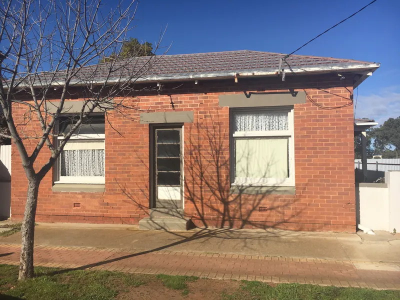 LARGE BRICK HOME - 3 BEDROOM PLUS SUN-ROOM AND OFFICE!
