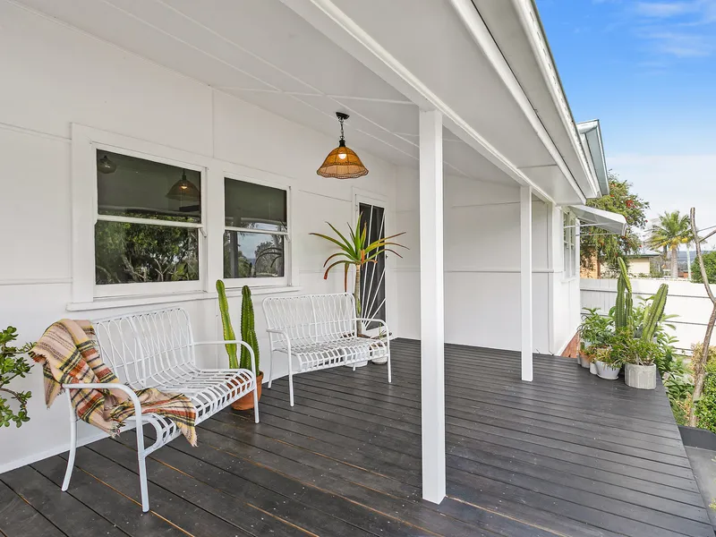 Renovated mid-century beach cottage plus self-contained studio
