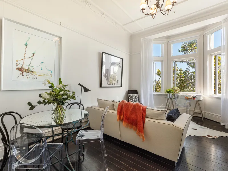 Glamourous Iconic George Apartment