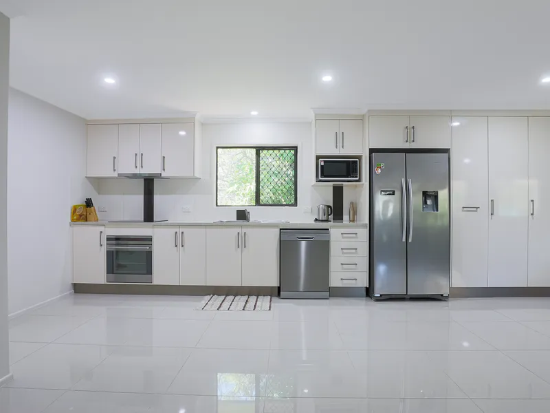 6 Bedrooms - Minutes to the BEACH!