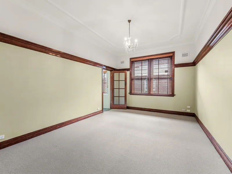 Spacious Art-Deco Two Bedroom