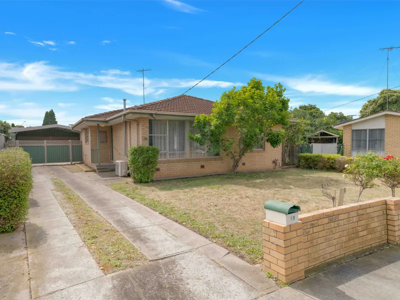 Shedding - Room for the boat, caravan and the rest! Tidy Home with A/C