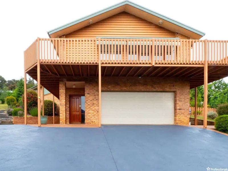 CRAFTSMAN BUILT HOME WITH WOW FACTOR