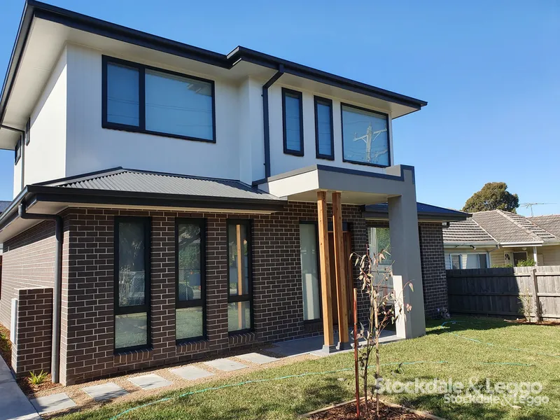 STUNNING YEAR OLD TOWNHOUSE WITH 2 LIVING AREAS