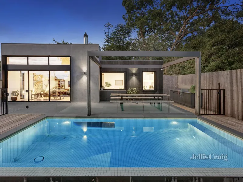 Landmark architectural masterpiece in unrivalled court position