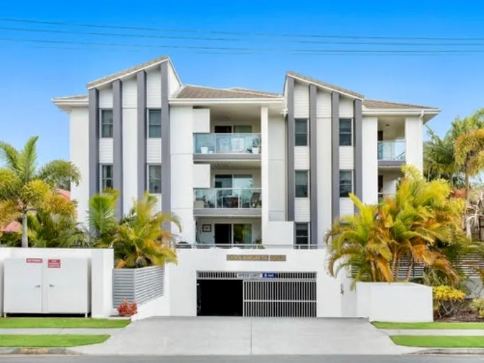 Spacious 2 Bedroom Unit - Walk to the Beach!