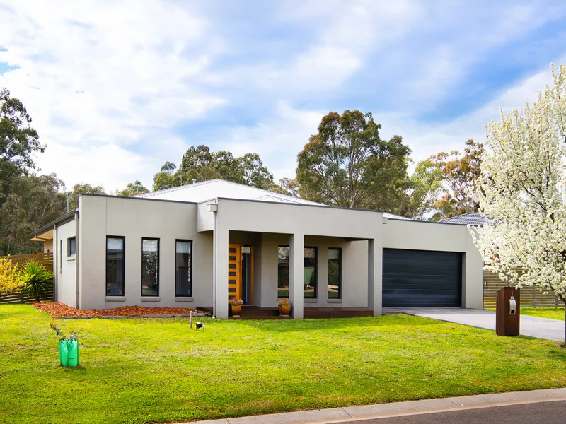 CAREFREE MODERN LIVING ON A LARGE LEVEL GARDEN – 1,120m2 (0.28 Acre)