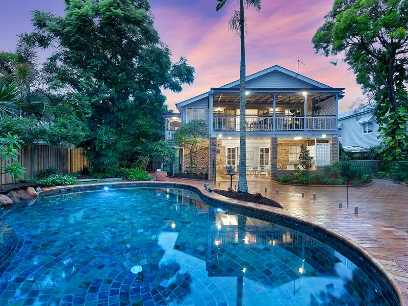 CHARACTER FILLED QUEENSLANDER ON 810m2  