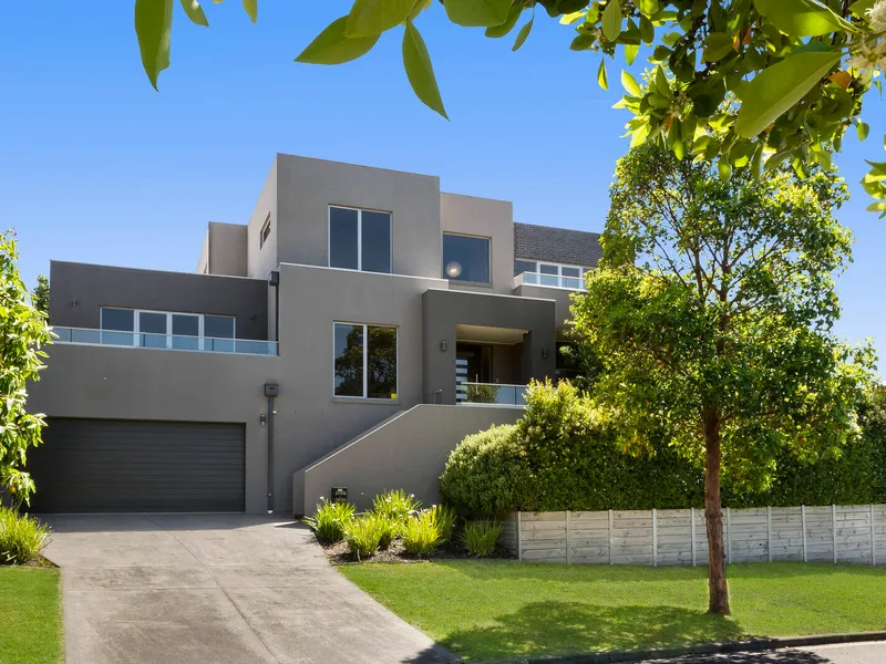 Spectacular Contemporary Living & Entertaining in the Hills