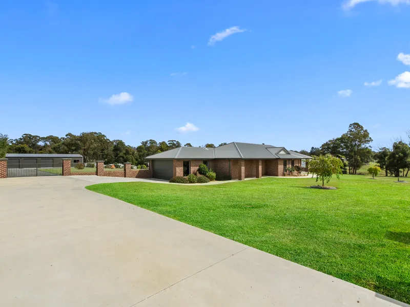 Modern and Spacious Family Home on a Picturesque Lot.