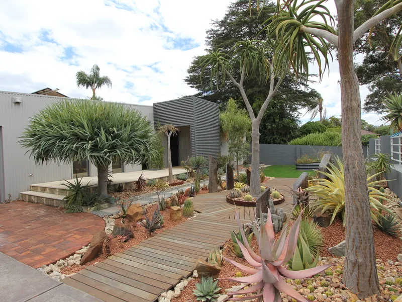 EXECUTIVE LIVING WITHIN WILLETTON SENIOR HIGH SCHOOL ZONE