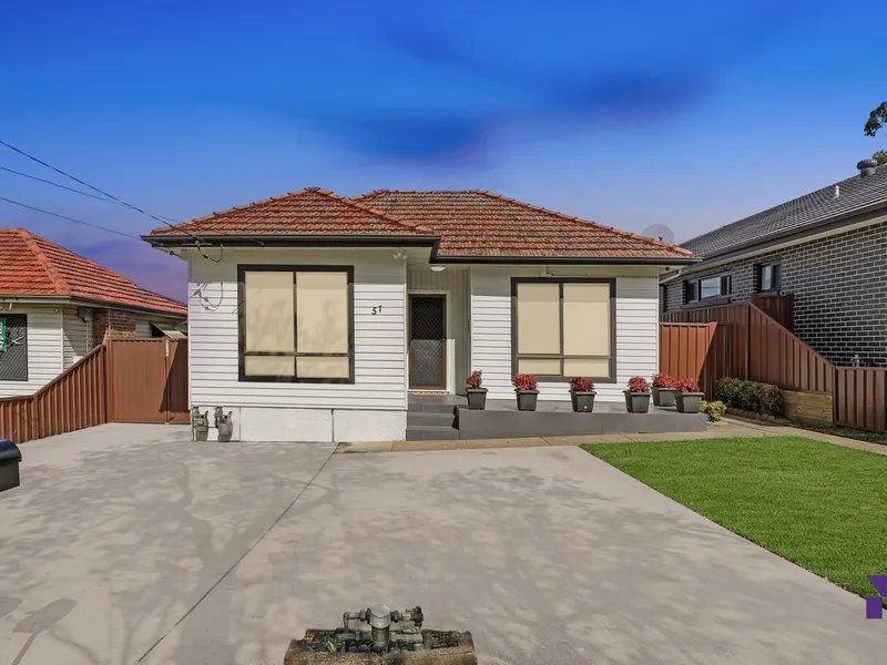 Flawlessly updated house + granny flat enjoy a due-north aspect