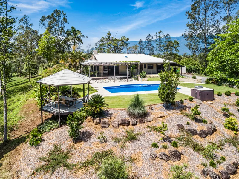 2 x Houses, 122 Acres, 2 x Big Sheds