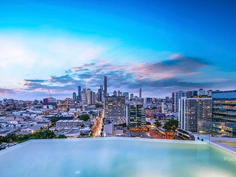 Elegant Level 14 Apartment with Stunning Views!