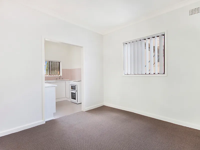 TWO BEDROOM UNIT JUST A SHORT STROLL FROM THE BEACH