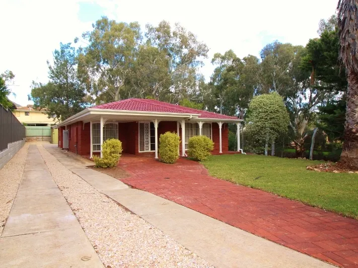 FAMILY HOME. 2 LIVING AREAS. LARGE GARAGE. EXCELLENT LOCATION.