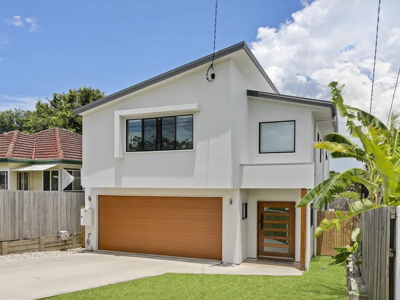 Bayside Stunner Oozes Ultimate Appeal!