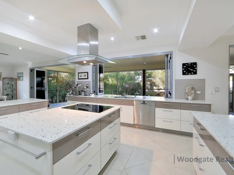 PRIVATE OASIS IN SECLUDED STREET JUST 265M FROM THE BEACH