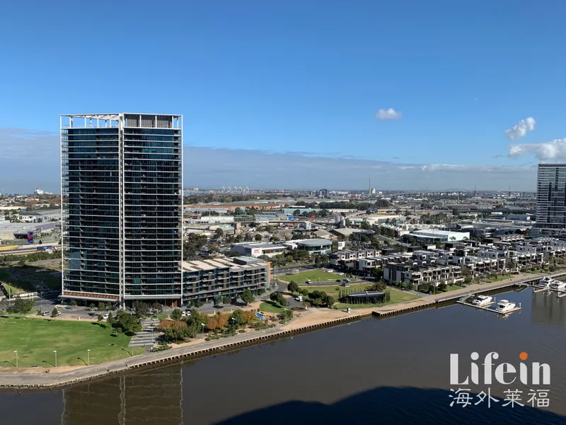 One Bedroom Apartment with Beautiful Docklands View