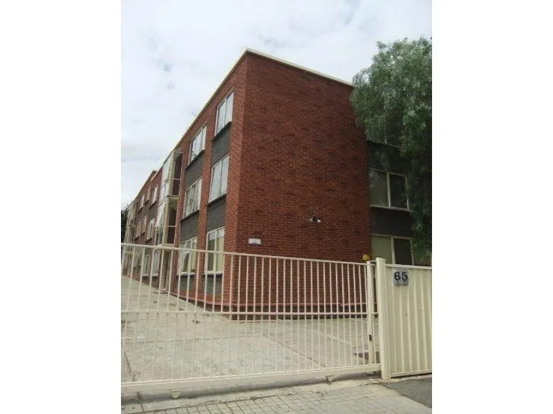 INNER CITY LIVING IN QUIET LOCATION!!