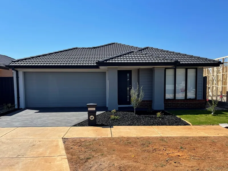 Brand new, 4 bedroom, 2 bathroom family home with 2 living areas!!