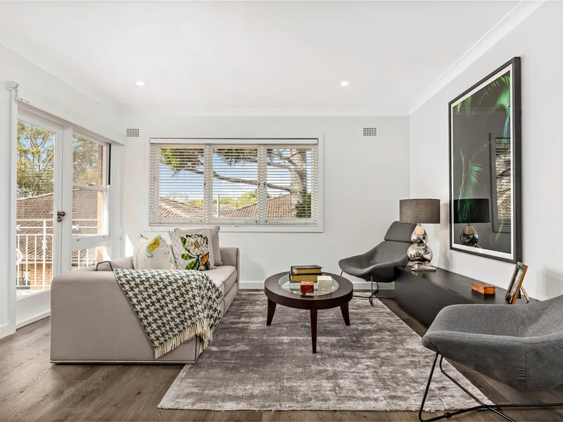 Light filled top floor living with panoramic views