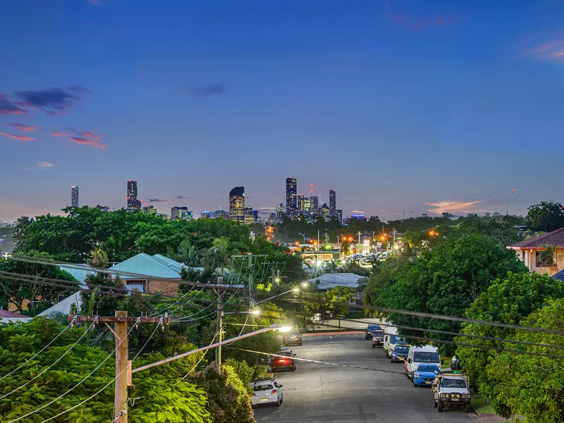 TOP FLOOR APARTMENT WITH ROOFTOP TERRACE AND CITY VIEWS