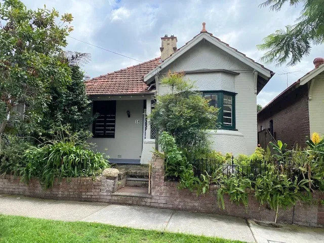 CHARMING 4 BEDROOM HOME - GREAT LOCATION