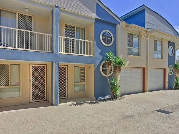 MODERN THREE BEDROOM TOWNHOUSE - CLOSE TO ALL MAJOR AMENITIES - LOVELY COMPLEX