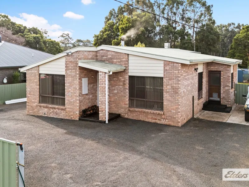 COUNTRY FEEL - TOWN CONVENIENCE!