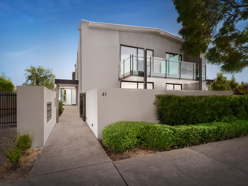 Contemporary Living in Tranquil Location