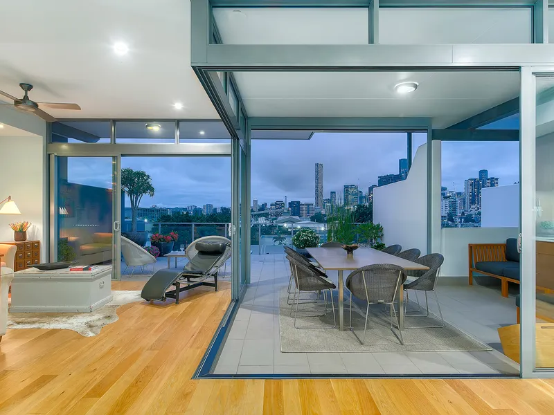 STUNNING SKY HOME – Over 300sqm of luxury living!