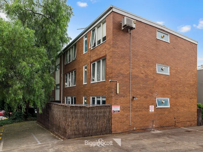 LEAVE YOUR CAR AT HOME AND WALK TO EVERYTHING WITH THIS 1 BEDROOM BEAUTY!