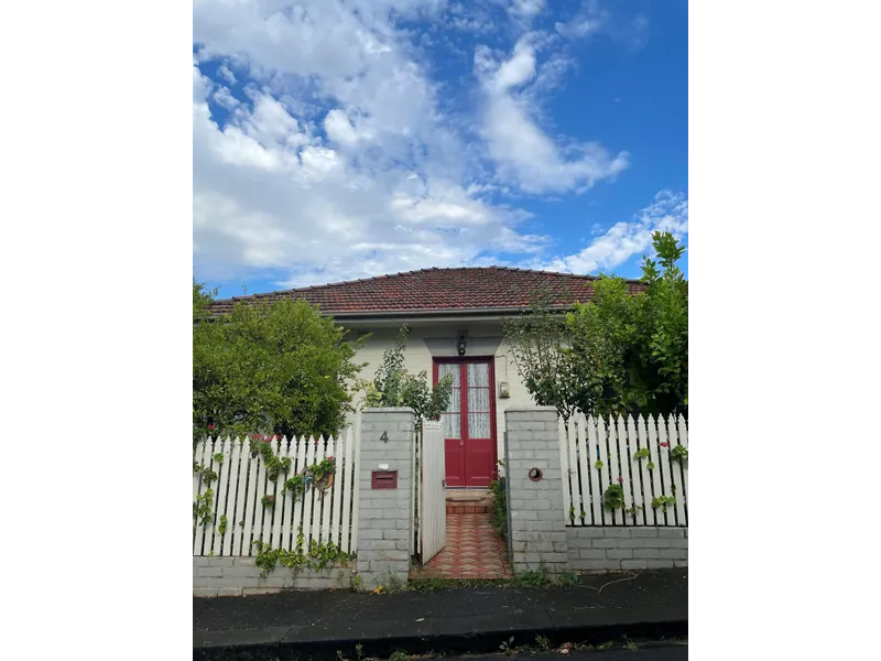 HUGE FAMILY HOME PLUS BUNGALOW!
