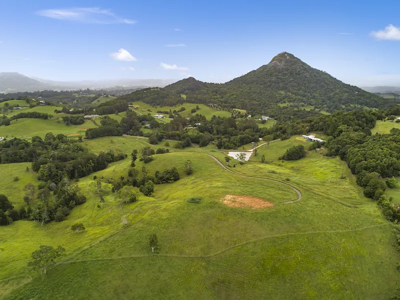 SWEEPING PANORAMIC VIEWS OVER THE NOOSA HINTERLAND AND OUT OVER THE CORAL SEA.
