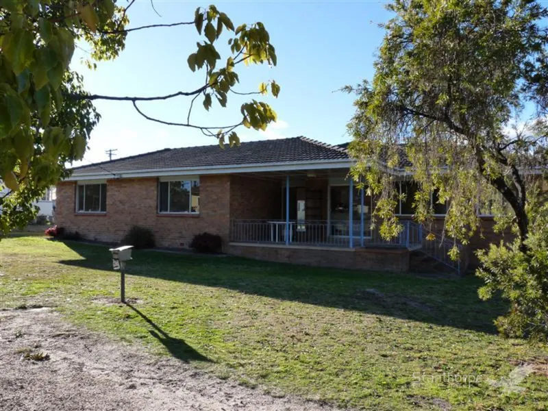 STANTHORPE – LARGE 4 BEDROOM BRICK RESIDENCE ON ¼ ACRE ALLOTMENT