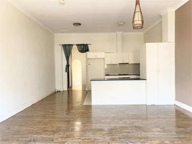 Spacious and convenient 3 bedroom apartment, stroll to St Peter's Station