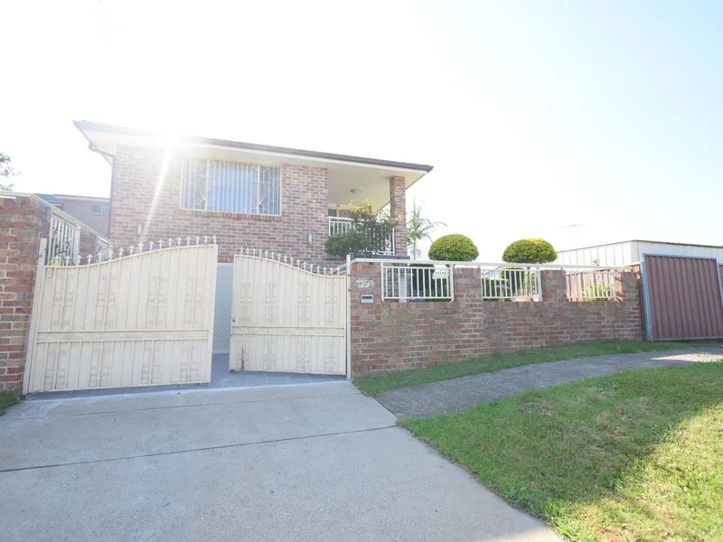 BEAUTIFUL DOUBLE BRICK 3 BEDROOM HOUSE + ATTACHED 2 BEDROOM GRANNY FLAT.